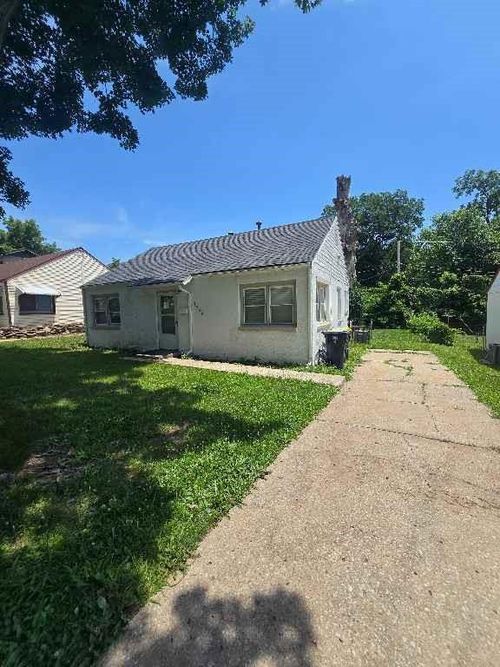 7229 Agnes Ave, Kansas City, MO, 64132-1837 | Card Image