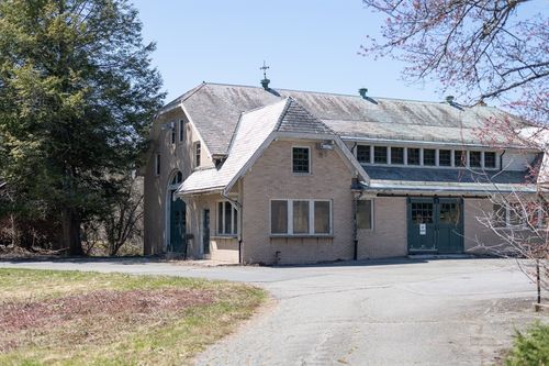 135 Wellesley St, Weston, MA, 02493-1556 | Card Image