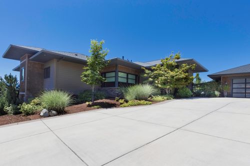 280 Mary Bee Ln, Medford, OR, 97504-9451 | Card Image