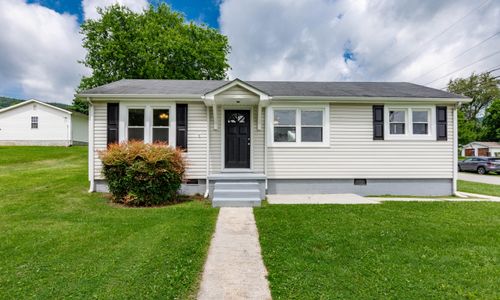 11353 N Oak St, Soddy Daisy, TN, 37379-6743 | Card Image