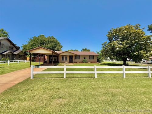 1001 Holly St, Perry, OK, 73077-4030 | Card Image