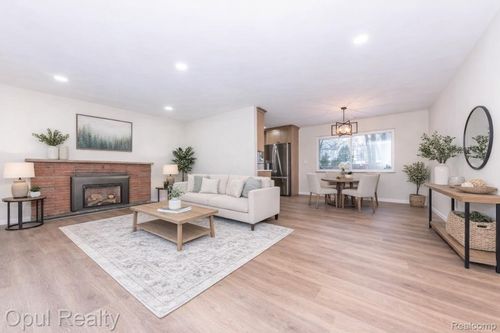 23220 Fleming Dr, Farmington, MI, 48335-4132 | Card Image