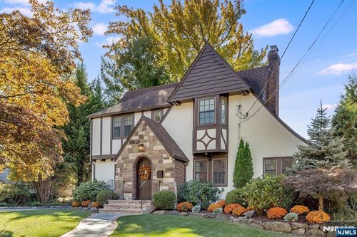 11 Valhalla Way, Verona, NJ, 07044-2328 | Card Image