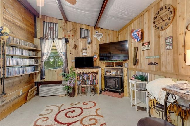 Living Area in RV Garage | Image 29