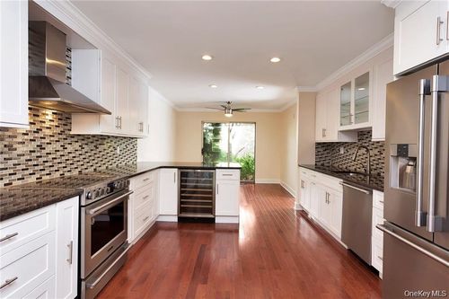 8 Waterside Close, Eastchester, NY, 10709-5652 | Card Image