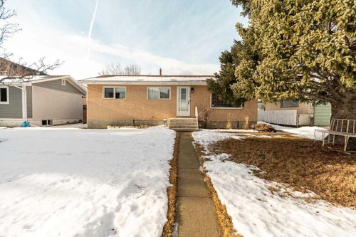 1810 122 St, Blairmore, AB, T0K0E0 | Card Image