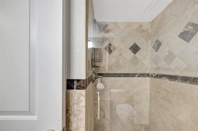 walk in shower in Bath 2 | Image 17