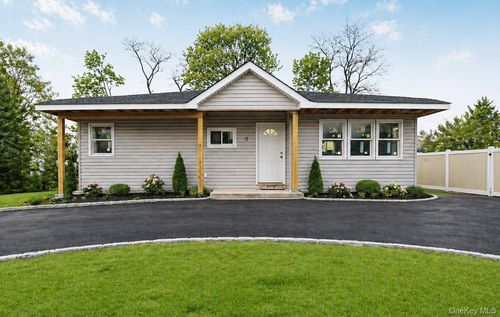 9 Emerald Ln S, Amityville, NY, 11701-2013 | Card Image