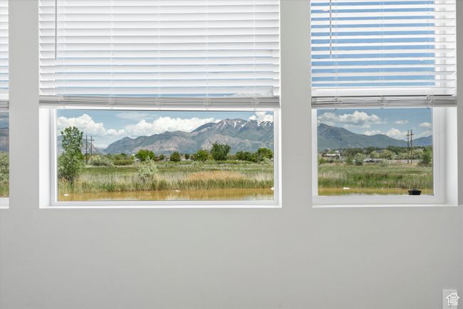 Detailed view of a mountainous background | Image 15