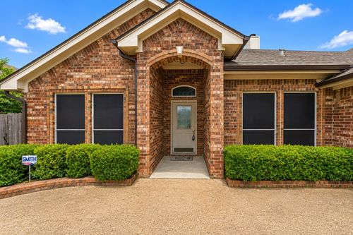 2230 Park Hurst Dr, Arlington, TX, 76001-5639 | Card Image