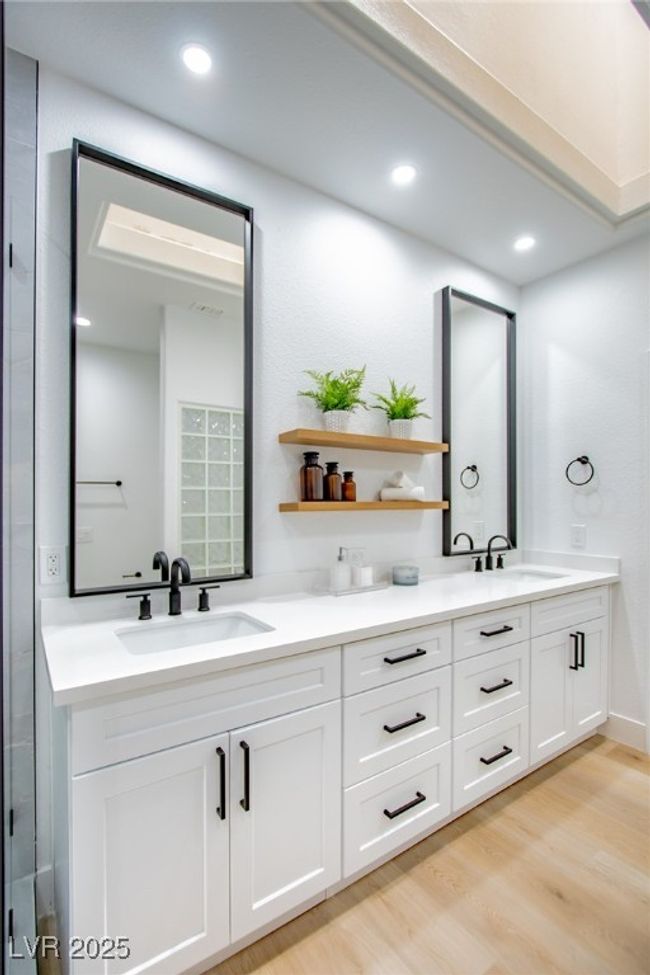 Primary Bathroom | Image 18