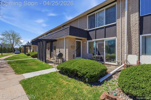 4-8727 Kennedy Cir, Warren, MI, 48093-2252 | Card Image