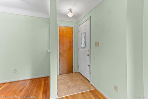 23065 Warner St, Farmington, MI, 48336-3976 | Card Image