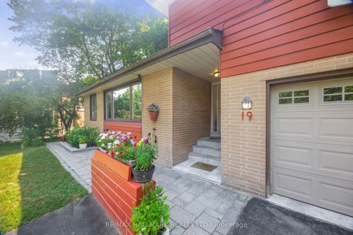 19 Talwood Dr, North York, ON, M3B2P4 | Card Image