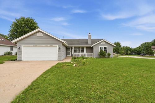 124 Small Farm Rd, Mukwonago, WI, 53149-1464 | Card Image