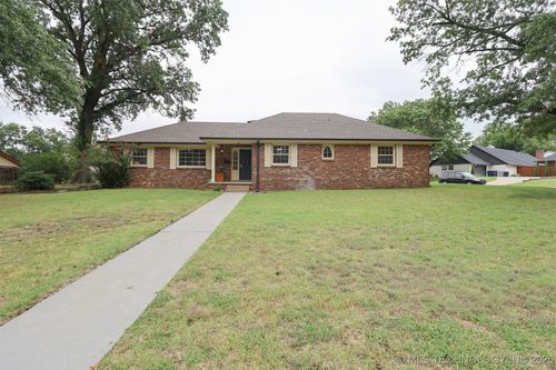 5855 E 58th St, Tulsa, OK, 74135-8132 | Card Image