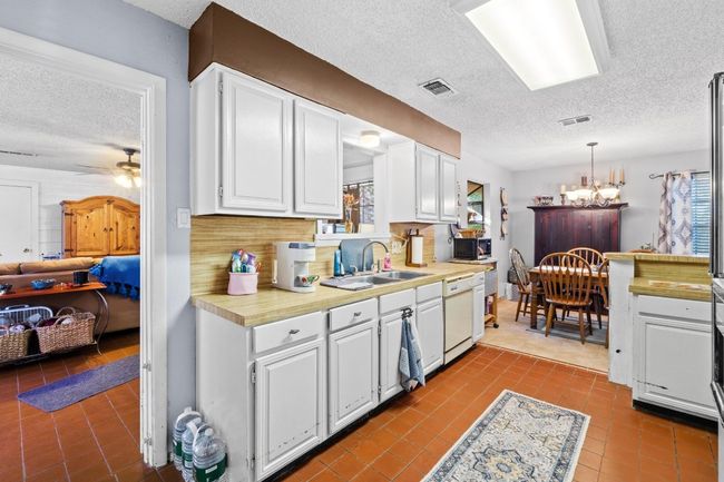 103 S Laurelwood Drive Drive S, House other with 3 bedrooms, 2 bathrooms and 3 parking in Austin TX | Image 13