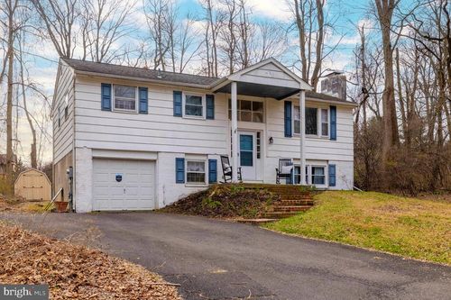 1555 Fieldwood Rd, Southampton, PA, 18966-4501 | Card Image
