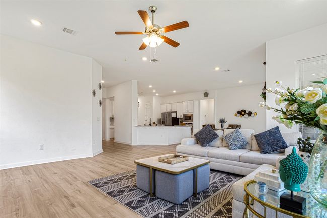 GRAND FAMILY ROOM FULL OF SPACE & NATURAL LIGHT !!! | Image 8