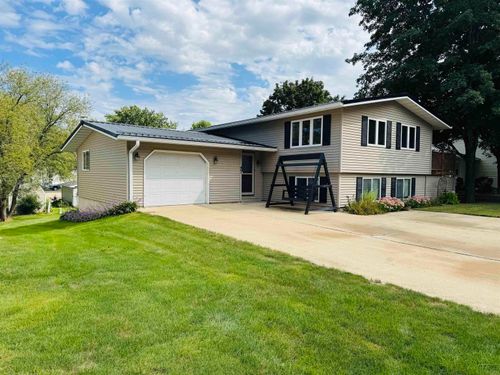 401 Sunny Lane St, Denver, IA, 50622-9772 | Card Image