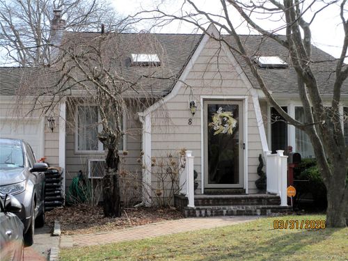 8 Lion Ln, North Babylon, NY, 11703-2208 | Card Image