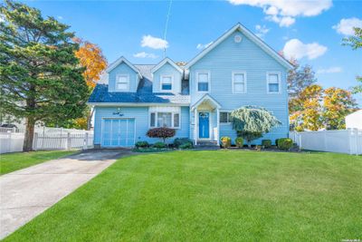 28 Doncaster Avenue, House other with 3 bedrooms, 3 bathrooms and null parking in West Islip NY | Image 1