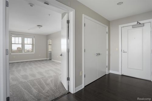 18b-525 W Lafayette Blvd, Detroit, MI, 48226-3122 | Card Image