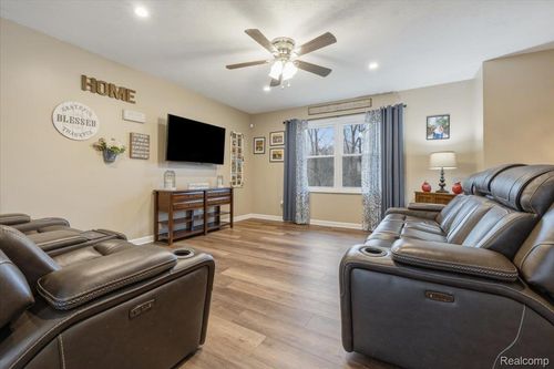 5647 Owosso Rd, Fowlerville, MI, 48836-8717 | Card Image