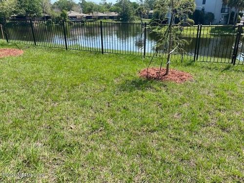 8256 Meadow Walk Ln, JACKSONVILLE, FL, 32256-8072 | Card Image