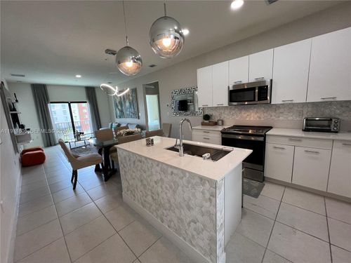 apt-406-8001 Nw 41st St, Doral, FL, 33166-6272 | Card Image
