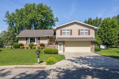1202 Ellis Dr, Charles City, IA, 50616-3037 | Card Image