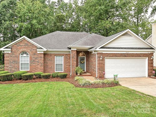 5607 Oak Dr, Charlotte, NC, 28216-2605 | Card Image
