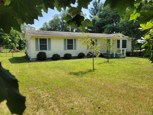 3155 Delrose St, Milford, MI, 48380-2217 | Card Image