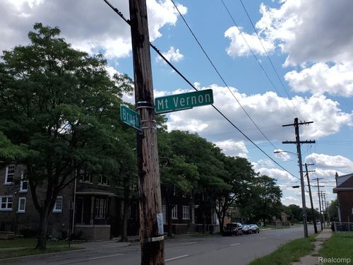 8261 Brush St, Detroit, MI, 48202-2533 | Card Image