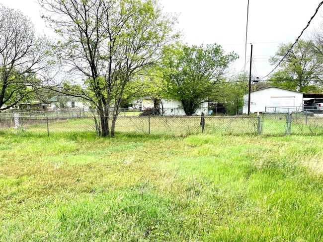 View of yard with a detached garage | Image 17