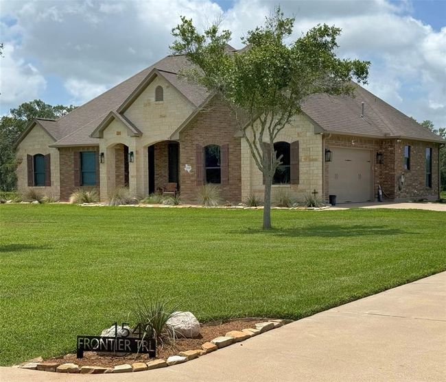 Tastefully landscaped yard adds to this homes curb appeal | Image 24