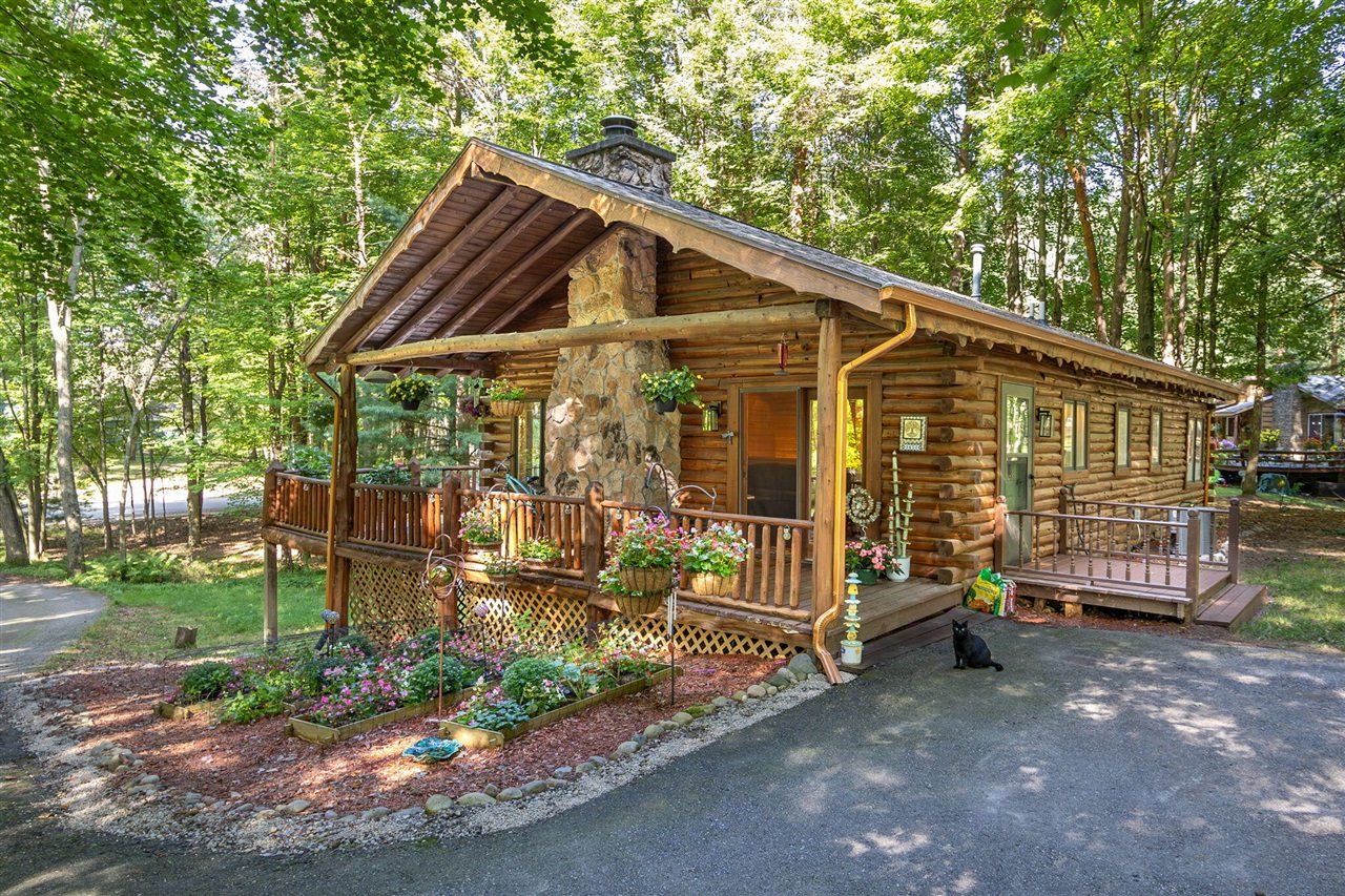 Mohawk Ct, Stanwood, MI 49346