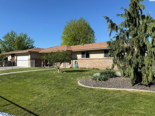 1923 Hummingbird Ln, West Richland, WA, 99353-9543 | Card Image