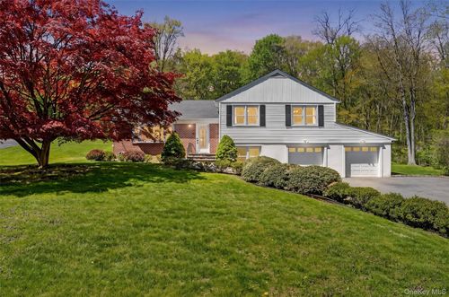 8 Aspen Way, Thornwood, NY, 10594-1801 | Card Image