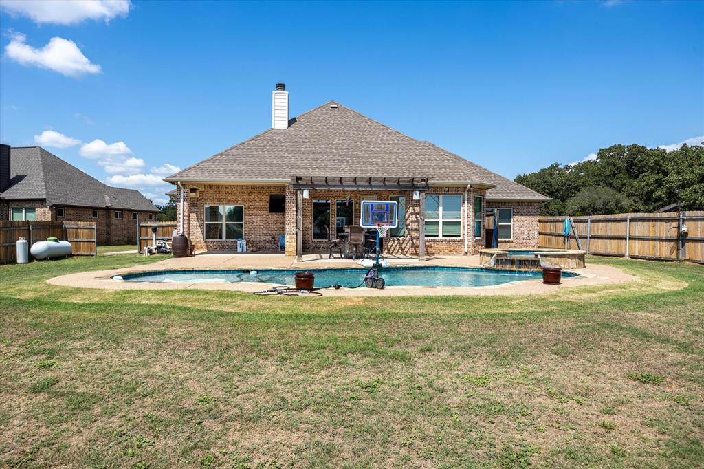 Monteign Ct, Granbury, TX 76049