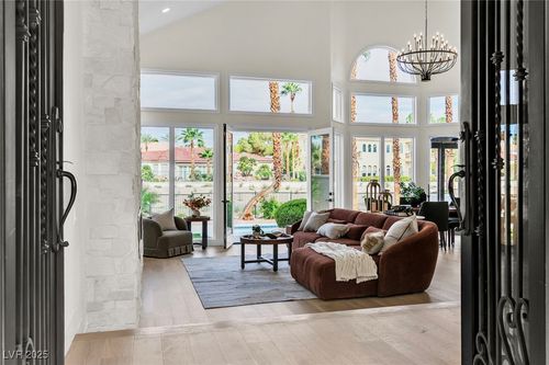 8760 Rainbow Ridge Dr, Las Vegas, NV, 89117-5814 | Card Image