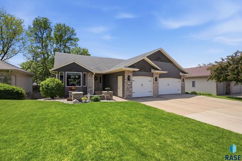 1401 N Pikes Peak Cir, Sioux Falls, SD, 57110-5712 | Card Image