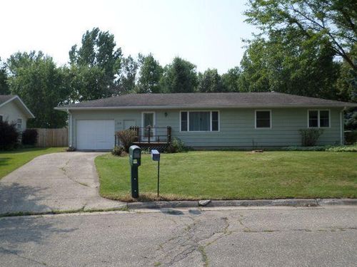 106 Circle Dr, Thief River Falls, MN, 56701-3703 | Card Image