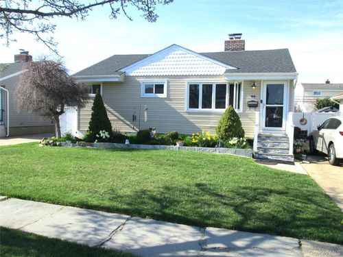 44 Hubbard Ave, Freeport, NY, 11520-6249 | Card Image