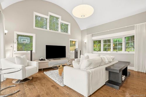 22 Taunton Rd, Scarsdale, NY, 10583-5610 | Card Image