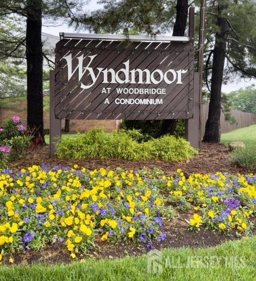 423 Cricket Ln, Woodbridge, NJ, 07095-1527 | Card Image