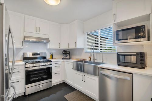 13960 Oxnard St, Van Nuys, CA, 91401 | Card Image
