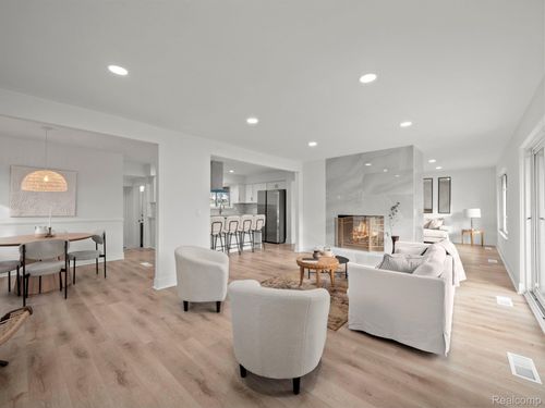 7011 White Pine Dr, Bloomfield Hills, MI, 48301-3716 | Card Image