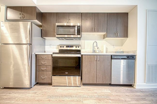 402 - 10 Wilby Cres, Condo with 2 bedrooms, 2 bathrooms and 1 parking in York ON | Image 8