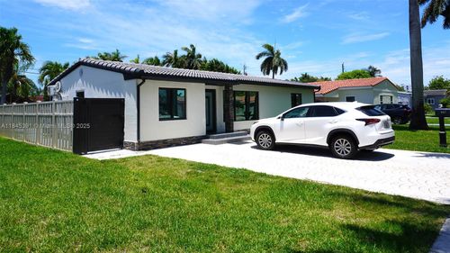 907 Ne 3rd St, Hallandale Beach, FL, 33009-3590 | Card Image